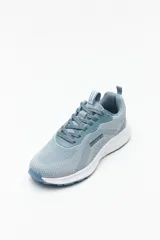 Zapatillas deportivas negras de tela transpirable con cordones a tono y suela blanca de 3cm de alto.