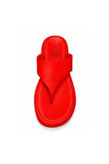 Sandalias de dedo color tostado, con plataforma baja y diseño de tira ancha.