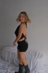 Top halter de escote drapeado, color negro con brillo plateado (lúrex).