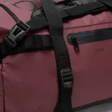 Bolso duffel de viaje color bordó con detalles en negro. Cuenta con correas de mano, correas ajustables, cierres reforzados y base resistente al agua.