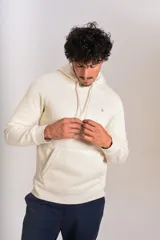 Hoodie de color beige con capucha, cordones ajustables y bolsillo tipo canguro frontal. Presenta el logo de la marca bordado en el pecho.