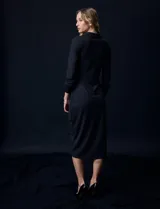 Vestido midi azul marino de lycra con cuello con solapa, escote en V cruzado y lazo de ajuste en la cintura.