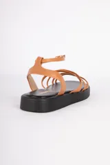 Sandalias plateadas de símil cuero con tiras finas entrelazadas y plataforma negra. Cuentan con una pequeña hebilla en el tobillo para ajustar a tu comodidad.