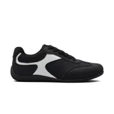 Championes deportivos de diseño aerodinámico en color negro con detalle lateral en blanco. Presentan cierre mediante cordones y suela plana con textura antideslizante.