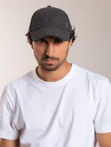 Gorro con visera color verde oscuro, de lana y poliéster, con logo de pájaro bordado en plateado en el frente.