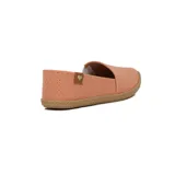 Zapatilla casual Moleca para mujer, tipo alpargata baja de color amarillo, con perforaciones en toda la capellada para mayor ventilación, suela texturizada tipo yute y detalle de aplique marrón con un corazón metálico en el talón.