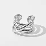 Anillo plateado con diseño de múltiples bandas cruzadas.