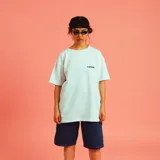 Remera blanca de algodón con estampado en la espalda con el texto "B2000" en azul y negro.