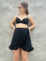 Top con estampado animal print de leopardo, con tirantes finos que se atan en el cuello y la espalda.