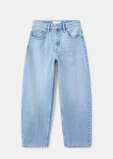 Jeans de corte recto y tiro medio en color azul claro, con diseño clásico de cinco bolsillos y acabado ligeramente deslavado.