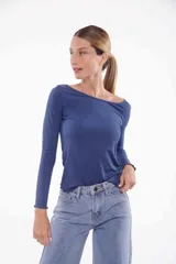 Top azul de mangas largas con escote asimétrico y corte ajustado.