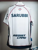 Camiseta de arquero Umbro del Club Nacional de Football, temporada 2026. Diseño azul marino con detalles en blanco y rojo en cuello y hombros. Incluye logo de Umbro, escudo del club y sponsors impresos en el frente y mangas.