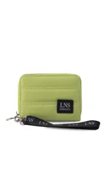 Billetera corta de diseño capitoneado con cierre perimetral y solapa frontal. Cuenta con compartimentos internos para tarjetas y billetes, e incluye una correa de mano desmontable.