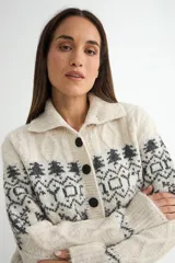 Saco de punto con cuello tipo polo, cierre frontal de botones oscuros y diseño de estampado jacquard en tonos grises y beige. Presenta mangas largas con puños acanalados y textura suave.