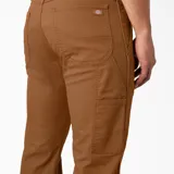 Pantalón Dickies modelo Duck Carpenter de corte recto y color marrón, con bolsillos laterales y trabillas para cinturón.