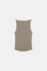 Top de cuello halter color gris con efecto lavado, confeccionado en tejido rib de mezcla de algodón.