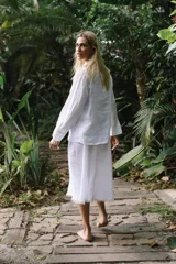 Camisa blanca de lino con cuello clásico, manga larga y corte semi oversize.