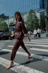 Pantalón tobillero de tiro medio color marrón oscuro, con cintura elástica ajustable con cordón y herretes dorados. Incluye bolsillos delanteros y bolsillos de plastrón en la espalda.