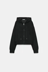 Sudadera negra con capucha ajustable, cierre frontal de cremallera, bolsillos tipo canguro y manga larga.