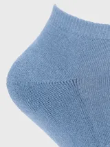 Calcetín deportivo de corte bajo, confeccionado en tejido de punto acanalado de color celeste.