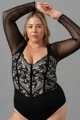 Body negro con mangas largas de microtul, escote corazón con puntilla y ballenas en el frente.