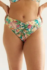Bombacha de bikini de tiro alto con estampado floral y frunce en la parte delantera.