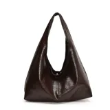 Cartera hobo de cuero sintético marrón con terminación satinada, diseño amplio y manija integrada al hombro.