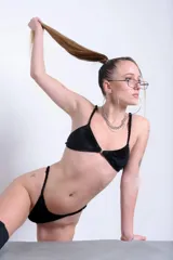 Colaless de terciopelo negro con laterales finos fruncidos, de diseño minimalista y textura suave.