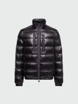 Campera corta acolchada de Moncler, modelo Orres, en color negro con acabado brillante. Presenta cuello alto, cierre frontal completo y dos bolsillos verticales con cierre en el pecho. Cuenta con puños elásticos y diseño técnico de la línea Grenoble.