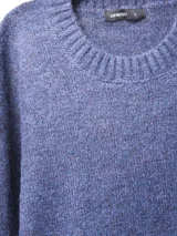 Sweater azul jaspeado de tejido de punto con cuello redondo y mangas largas.