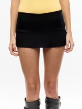 Short pollera negro de bengalina, de tiro medio con cierre lateral.