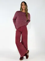 Pantalón de corte recto y tiro alto confeccionado en pana, con diseño de pierna ancha y ruedo desflecado.