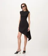 Vestido midi negro confeccionado en scuba crepé, sin mangas y con hombros estructurados. Presenta diseño ajustado en la parte superior y ruedo asimétrico con punta alargada lateral.
