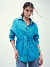 Chaqueta turquesa con cuello camisero, cierre frontal con botones, mangas largas y cintura ajustable con cordón.