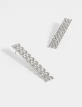 Par de caravanas largas plateadas con diseño de eslabones articulados.