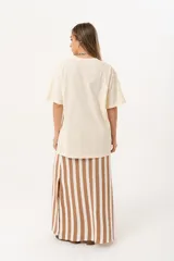 Remerón de corte oversize y largo extendido, color crudo, con estampa frontal de motivos marinos que incluye peces, corales, estrellas de mar y tortugas en tonos rojos y celestes.