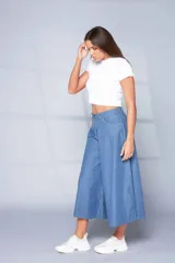 Pantalón culotte de jean camisero color celeste, de corte ancho y largo midi.