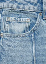 Jeans tiro medio color celeste, de diseño recto y largo, con bajo vuelto, trabillas, cierre de botón y cremallera, estilo cinco bolsillos y detalle de costuras verticales.