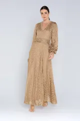 Vestido largo color dorado con textura bordada, escote en V, mangas largas abullonadas y corte en la cintura.