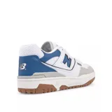 Championes urbanos New Balance modelo 550, con diseño retro inspirado en el básquet de los años 80. Presentan una combinación de cuero sintético blanco, detalles en azul y gris, y suela de caucho color caramelo.