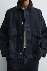 Cazadora de denim de algodón con efecto lavado, cuello solapa, manga larga y cierre frontal con cremallera oculta por solapa con botones a presión. Presenta bolsillos de plastrón con solapa en el delantero.