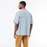 Camisa de manga corta celeste melange, confeccionada en mezcla de lino, con cuello camisero y cierre frontal de botones.