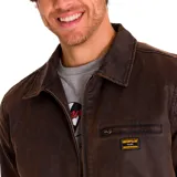 Chaqueta de estilo chore en color marrón oscuro con acabado encerado. Presenta cierre frontal completo con cremallera metálica, cuello camisero, bolsillos laterales y un bolsillo con cremallera en el pecho con detalle de logo de la marca.