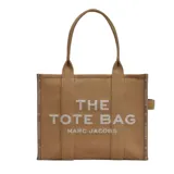 Bolso tote de jacquard color tostado con la inscripción 'The Tote Bag Marc Jacobs' en el frente. Presenta cierre superior de cremallera, asas superiores dobles y diseño rectangular de gran capacidad.