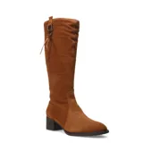 Bota de caña alta marca Bottero, confeccionada en gamuza color marrón camel, con taco cuadrado bajo y detalle de hebilla metálica con tiras en la parte superior de la caña.