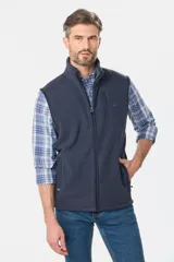 Chaleco de polar azul marino con cierre frontal completo, cuello alto y bolsillos laterales con cierre. Presenta un pequeño logo bordado en el pecho.