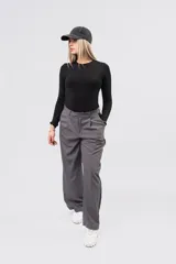 Pantalon de vestir gris con detalle de franjas laterales negras y etiqueta de marca Dolce en el bolsillo trasero.