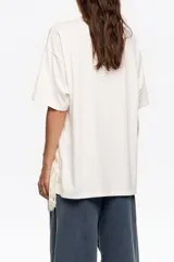 Camiseta de corte oversize con escote redondo y mangas cortas, que incorpora un top de satén y encaje superpuesto con diseño de tirantes finos y detalle de lazo frontal.