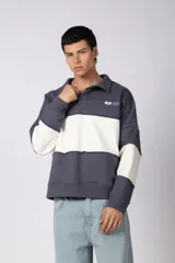 Buzo tipo polo de calce relajado con diseño de bloques de color en tonos marrón y blanco. Presenta cuello polo, cierre frontal parcial y logo estampado en el pecho. Confeccionado en tejido pesado con estructura.