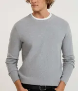 Suéter de punto para hombre, color celeste, con textura acanalada horizontal, cuello redondo y mangas largas con puños ajustados.